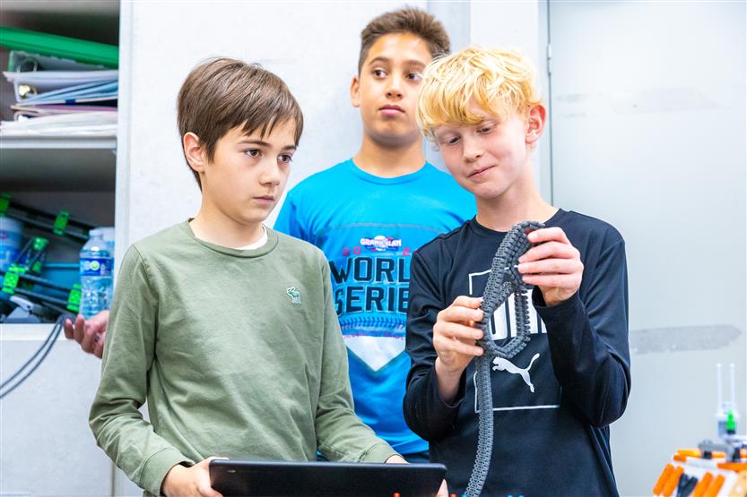 Students build robots